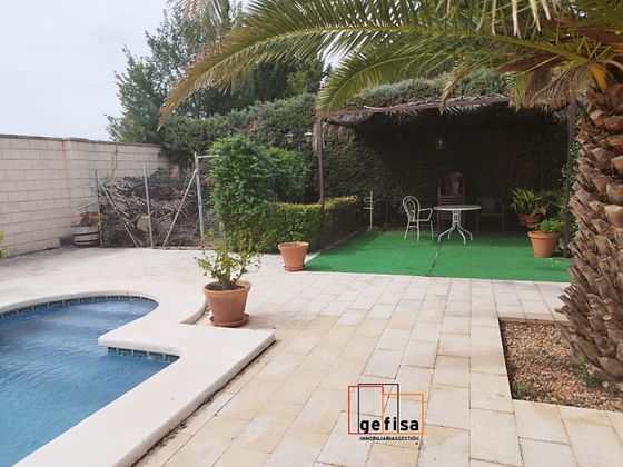 Foto 2 de Chalet en venta en Valdepeñas de 4 habitaciones con piscina y aire acondicionado