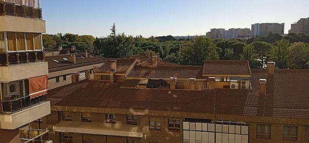 Foto 2 de Pis en venda a Ruiseñores de 5 habitacions amb terrassa i balcó