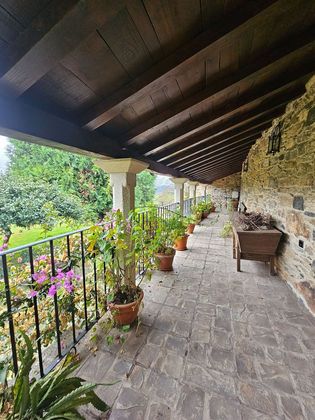 Foto 2 de Chalet en venta en Melide de 5 habitaciones con terraza y jardín