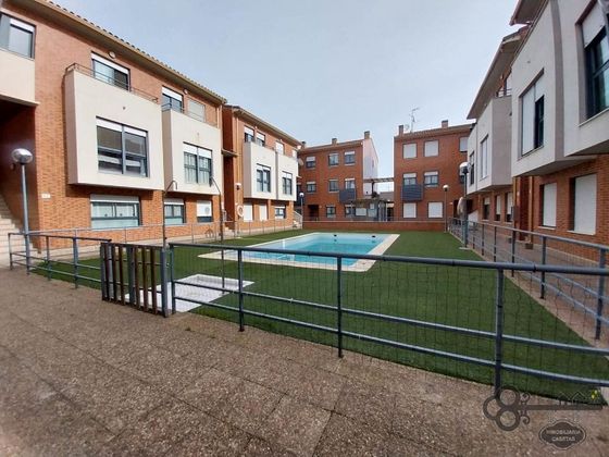 Foto 1 de Dúplex en venda a Alagón de 4 habitacions amb piscina i garatge