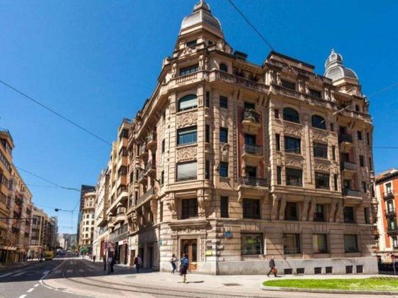 Foto 1 de Venta de piso en calle Buenos Aires de 4 habitaciones con balcón y calefacción