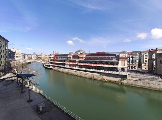 Foto 2 de Alquiler de piso en Bilbao la Vieja de 2 habitaciones con muebles y balcón