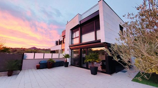 Foto 2 de Casa adossada en venda a Ibaeta de 5 habitacions amb terrassa i piscina