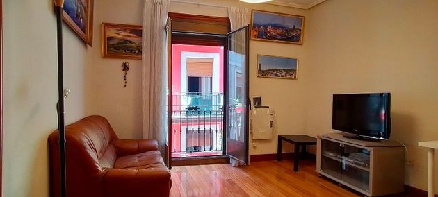 Foto 1 de Piso en alquiler en calle Iturribide de 3 habitaciones con muebles y balcón
