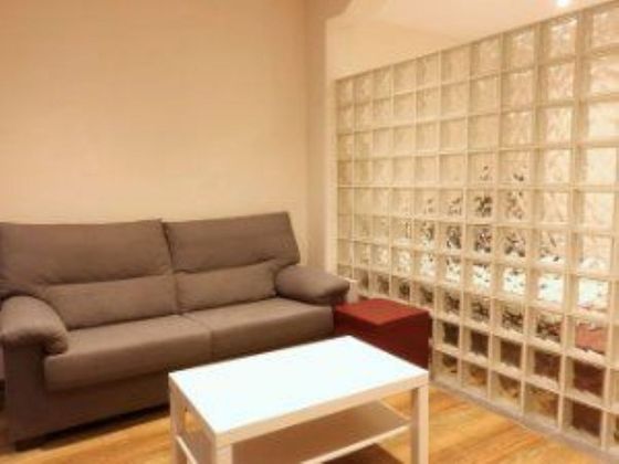 Foto 2 de Pis en lloguer a calle Carnicería Vieja de 2 habitacions amb terrassa i mobles