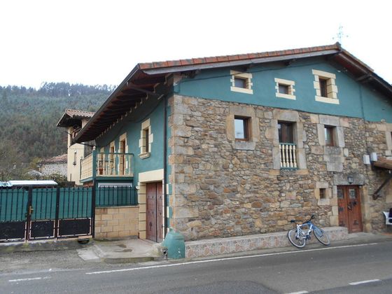 Foto 1 de Casa en venda a calle Trebuesto de 3 habitacions amb terrassa i garatge