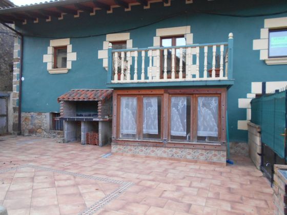Foto 2 de Casa en venda a calle Trebuesto de 3 habitacions amb terrassa i garatge