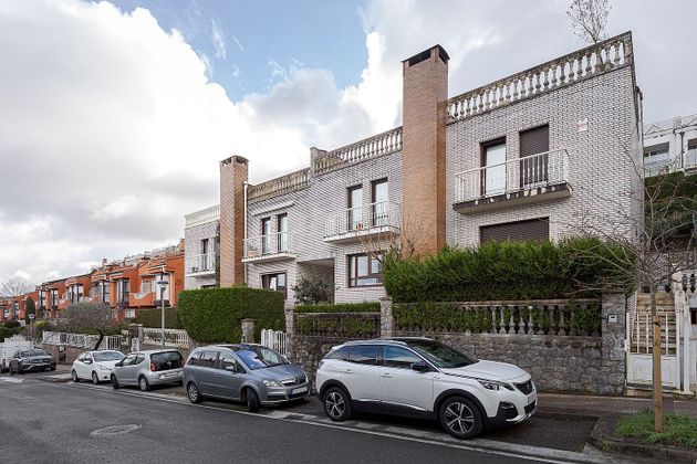 Foto 1 de Casa en venta en calle Isidro Ansorena Kalea de 6 habitaciones con terraza y piscina