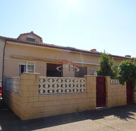 Foto 2 de Venta de casa en Villasabariego de 4 habitaciones con terraza y piscina