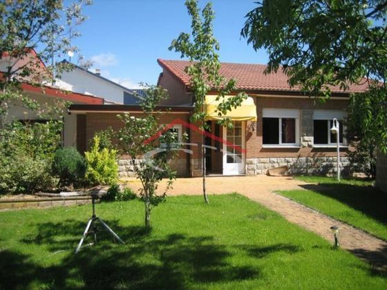 Foto 1 de Venta de chalet en Valdefresno de 3 habitaciones con garaje y jardín