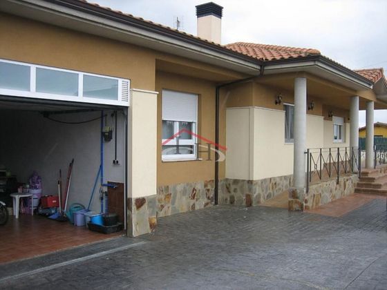 Foto 2 de Chalet en venta en Santas Martas de 3 habitaciones con terraza y piscina