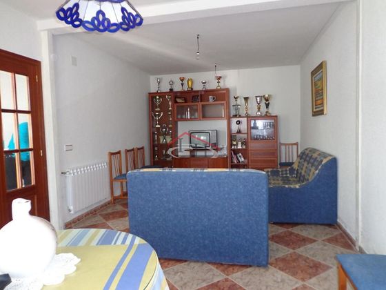 Foto 2 de Venta de chalet en Villaturiel de 5 habitaciones con garaje y jardín