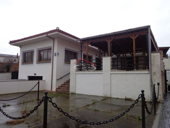 Foto 1 de Venta de local en Sariegos con terraza y garaje
