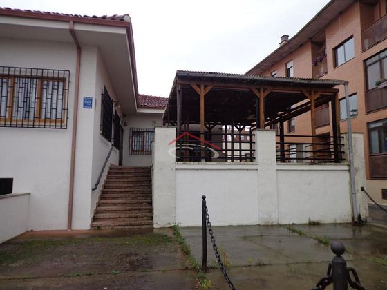 Foto 2 de Venta de local en Sariegos con terraza y garaje