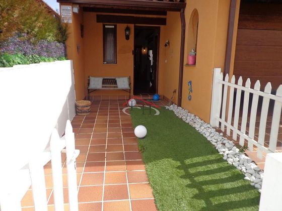 Foto 2 de Casa adossada en venda a Valverde de la Virgen de 3 habitacions amb terrassa i garatge