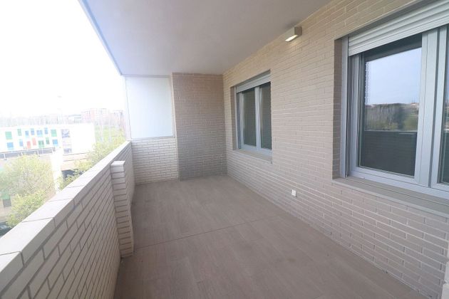 Foto 1 de Pis en lloguer a Miralbueno de 3 habitacions amb terrassa i piscina