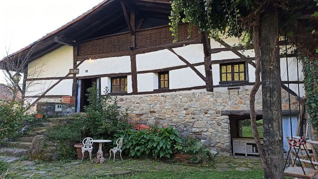 Foto 2 de Casa en venta en Zeanuri de 3 habitaciones con jardín y balcón