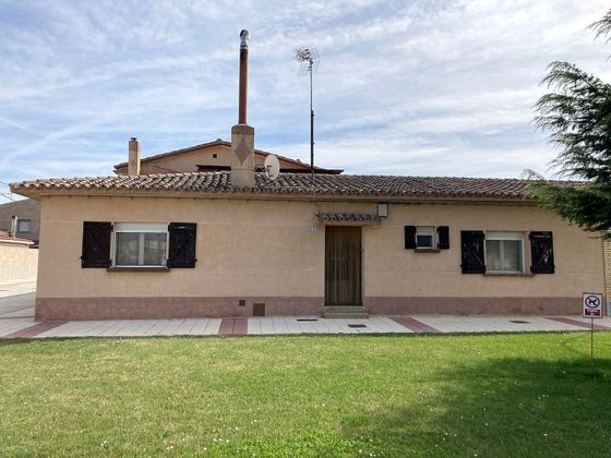 Foto 1 de Casa en venda a calle Mélida de 4 habitacions amb terrassa i piscina