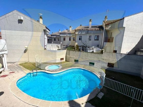 Foto 1 de Casa adossada en venda a Villares de la Reina de 4 habitacions amb terrassa i piscina