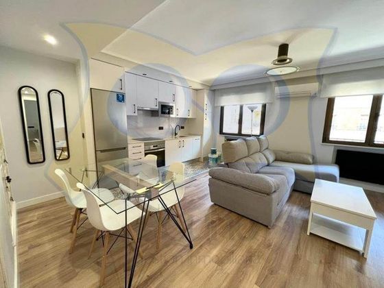 Foto 1 de Alquiler de piso en Centro - Salamanca de 1 habitación con muebles y balcón
