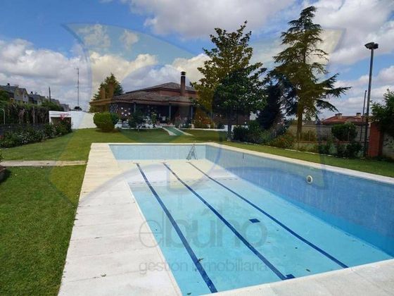 Foto 1 de Xalet en venda a Villares de la Reina de 5 habitacions amb terrassa i piscina