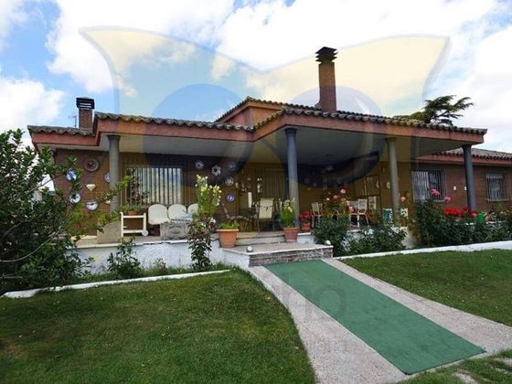 Foto 2 de Xalet en venda a Villares de la Reina de 5 habitacions amb terrassa i piscina