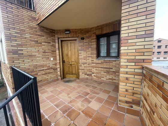 Foto 2 de Casa adossada en venda a Trobajo del Camino de 4 habitacions amb terrassa i garatge