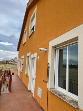 Foto 1 de Casa adosada en venta en Monfarracinos de 3 habitaciones con terraza y balcón
