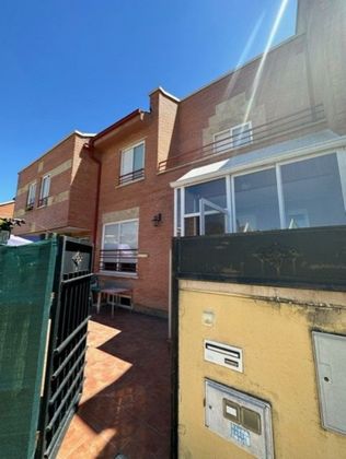 Foto 2 de Casa adosada en venta en Villamayor de 4 habitaciones con terraza y garaje