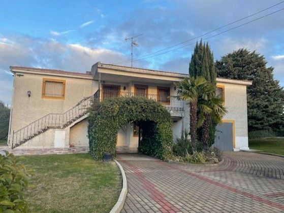 Foto 1 de Xalet en venda a Villamayor de 5 habitacions amb terrassa i piscina