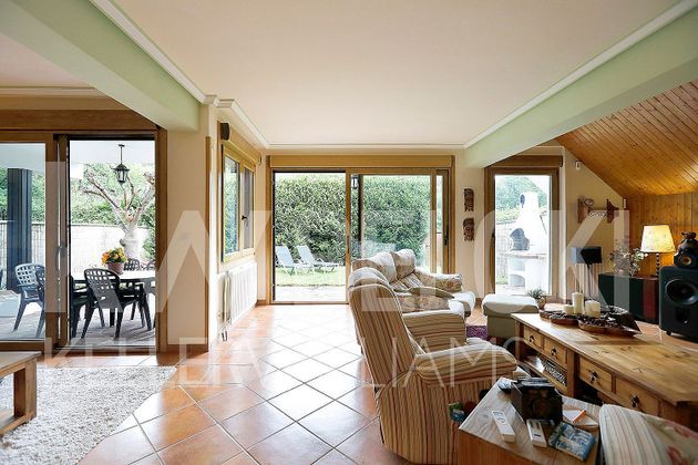 Foto 1 de Casa adosada en venta en Jaizubia - Urdanibia - Puiana de 3 habitaciones con terraza y piscina