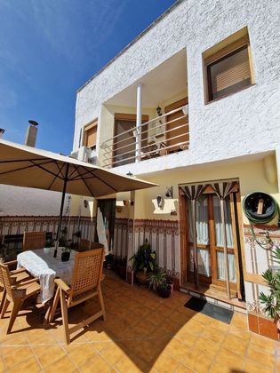 Foto 1 de Casa adossada en venda a Pastriz de 3 habitacions amb terrassa i piscina