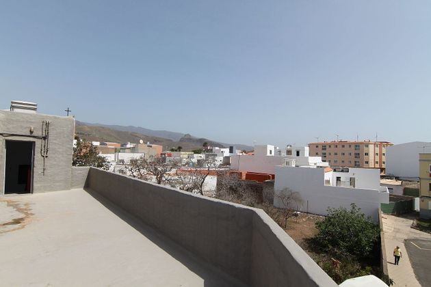 Foto 2 de Venta de casa adosada en calle Pelayo de 6 habitaciones con terraza