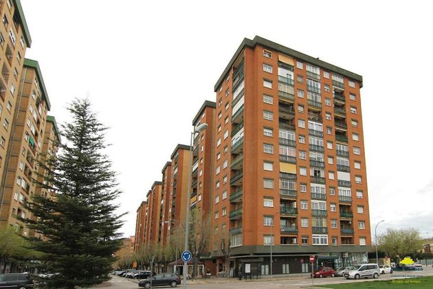 Foto 2 de Pis en venda a avenida De Los Pirineos de 4 habitacions amb terrassa i calefacció