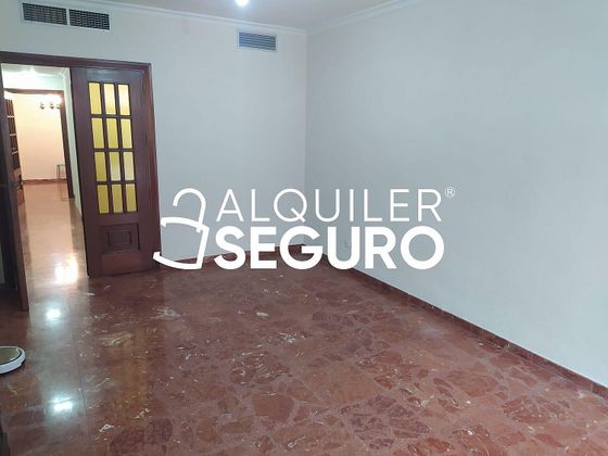 Foto 1 de Alquiler de piso en San Lorenzo de 4 habitaciones con garaje y muebles