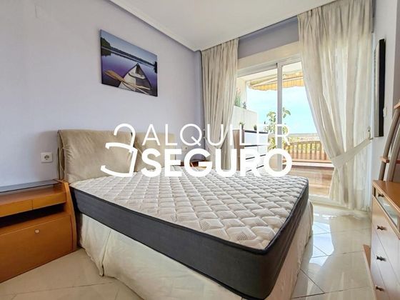 Foto 2 de Alquiler de piso en Alicante Golf de 2 habitaciones con terraza y piscina