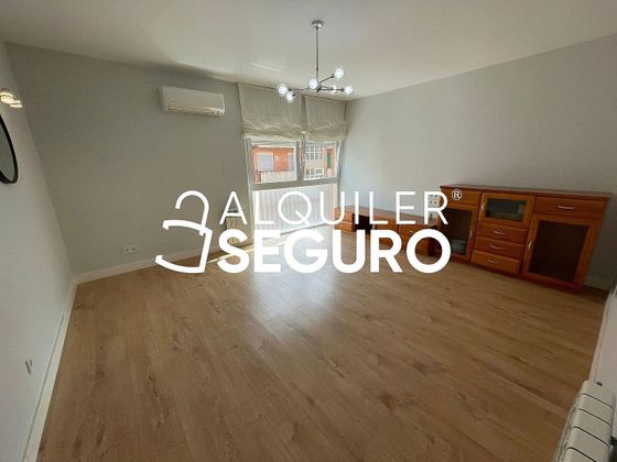 Foto 1 de Piso en alquiler en Valdezarza de 2 habitaciones con muebles y aire acondicionado