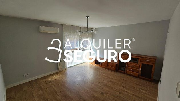 Foto 2 de Piso en alquiler en Valdezarza de 2 habitaciones con muebles y aire acondicionado