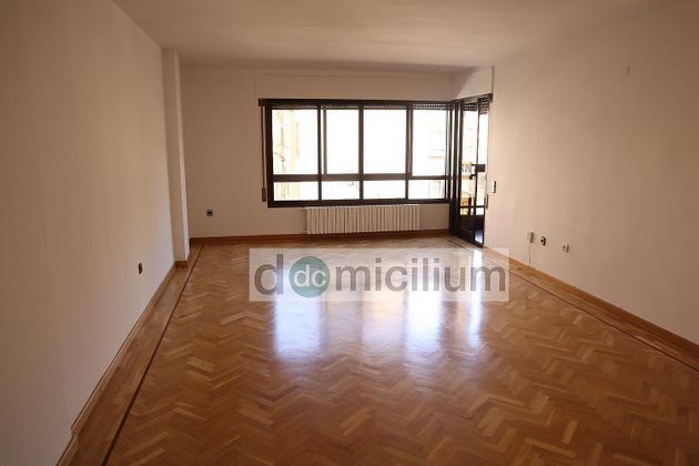 Foto 2 de Piso en alquiler en calle De Luis Vives de 4 habitaciones con terraza y garaje