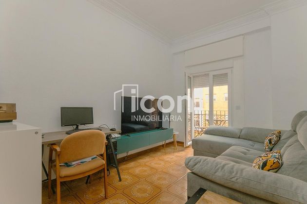 Foto 2 de Pis en venda a En Corts de 4 habitacions amb balcó i aire acondicionat