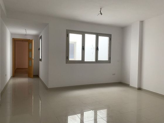 Foto 1 de Venta de piso en calle Secundino Delgado de 2 habitaciones con terraza y ascensor