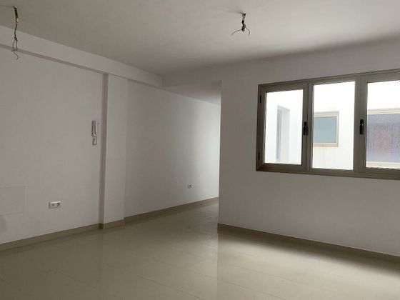 Foto 2 de Venta de piso en calle Secundino Delgado de 2 habitaciones con terraza y ascensor