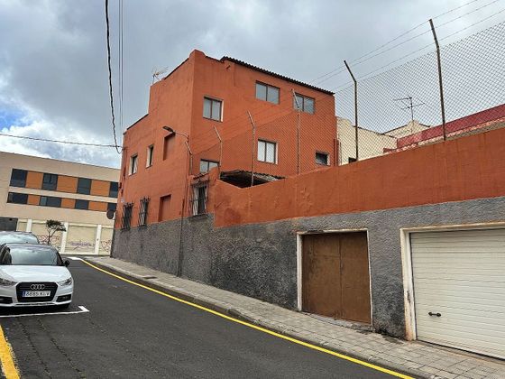 Foto 2 de Chalet en venta en avenida De Los Menceyes de 4 habitaciones con terraza y garaje