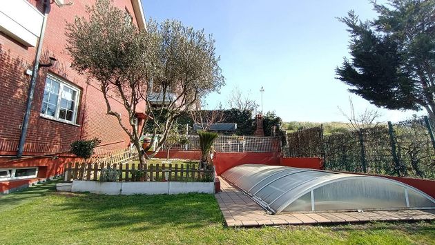 Foto 1 de Casa adosada en venta en Maliaño de 3 habitaciones con terraza y piscina