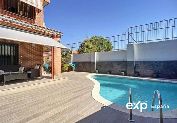 Foto 2 de Xalet en venda a calle De Arévalo Lara de 5 habitacions amb terrassa i piscina