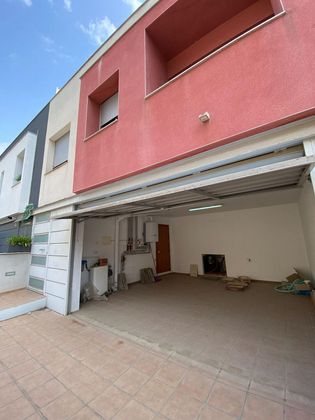 Foto 1 de Casa adosada en venta en Santa Margarida i els Monjos de 4 habitaciones con terraza y piscina