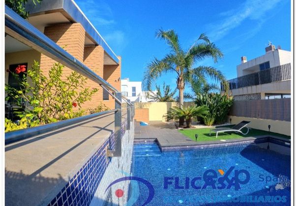 Foto 1 de Casa en venda a Zona Piscinas de 5 habitacions amb terrassa i piscina