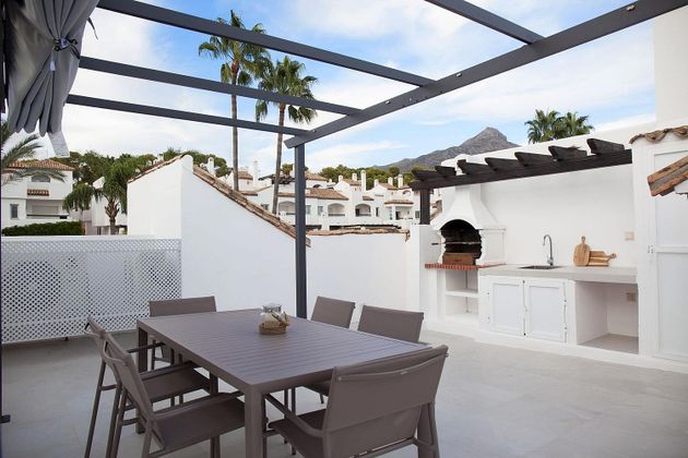 Foto 1 de Casa en venda a Los Naranjos - Las Brisas de 3 habitacions amb terrassa i piscina