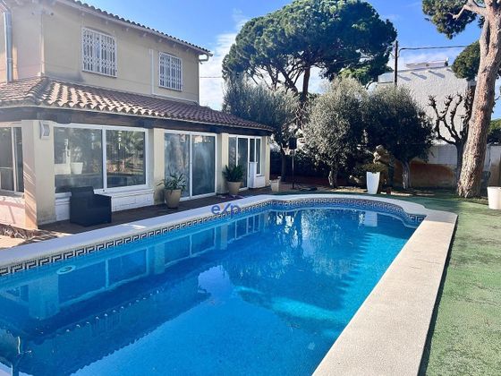 Foto 1 de Xalet en venda a La Pineda de 5 habitacions amb terrassa i piscina