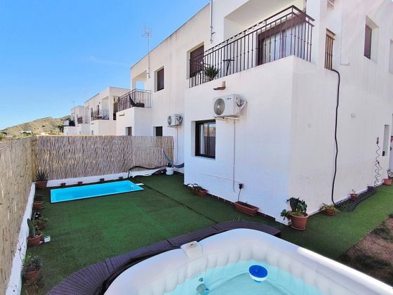 Foto 2 de Chalet en venta en Lucainena de las Torres de 3 habitaciones con terraza y piscina